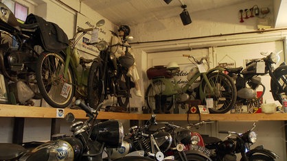 Im kleinen Motorradmuseum in Bottrop stehen an den Wänden und auf Regalbrettern viele alte Motorräder der Marke NSU