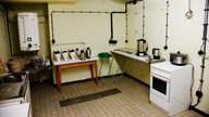 Innenansicht einer menschenleeren Küche mit Spülbecken, Backofen und Wasserkocher in einem Bunker.