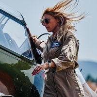 Antonia Schuhmann steigt mit wehenden Haaren in ein Flugzeug ein.