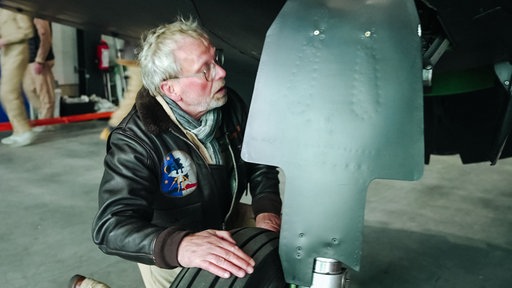 Georg Raab an der F4U Corsair.