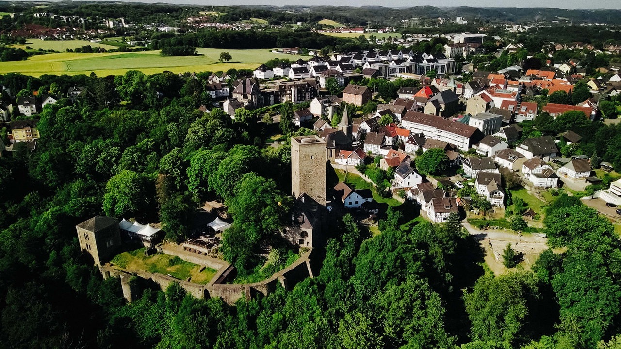 Luftansicht der mittelalterlichen Burg Blankenstein in Hattingen.
