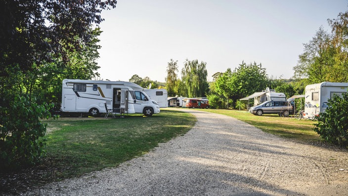 Auf dem Platz des Campingparks Kerstgenshof in Sonsbeck stehen Wohnmobile