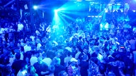 Eine große Menschenmenge tanzt in einem Club.