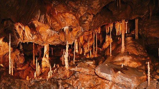 Das Innere der Atta-Höhle in Attendorn mit vielen Tropfsteinen