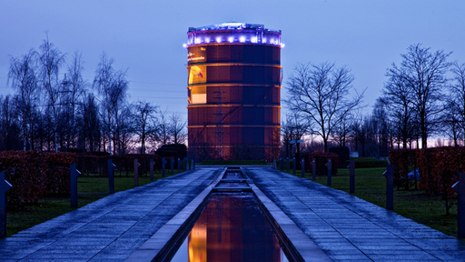 Der Gasometer in Oberhausen bei Nacht. 