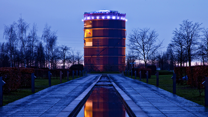 Der Gasometer in Oberhausen bei Nacht. 