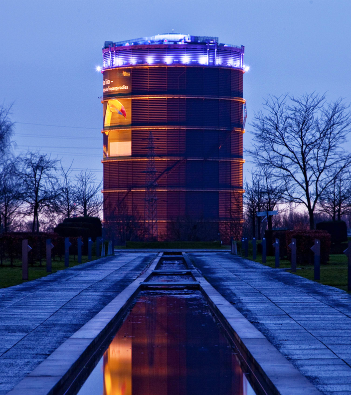 Der Gasometer in Oberhausen bei Nacht. 