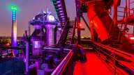 Ein altes, stillgelegtes Hüttenwerk wird mit einer eindrucksvollen bunten Lichtinstallation bespielt.