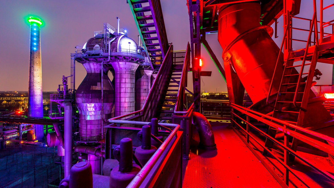 Ein altes, stillgelegtes Hüttenwerk wird mit einer eindrucksvollen bunten Lichtinstallation bespielt.