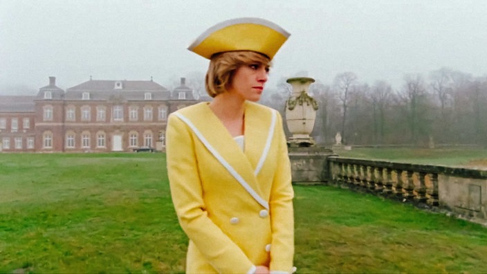 Kristen Stewart steht in ihrer Rolle der Prinzessin Diana in "Spencer" im Schlossgarten.
