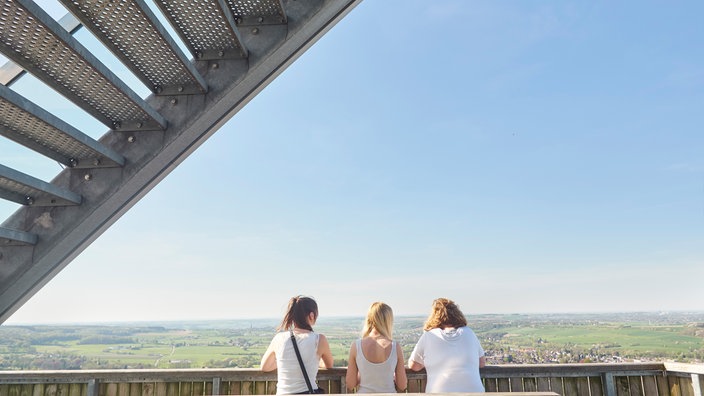 Aussichtspunkt an der Grenze der Niederlande, Deutschland und Belgien auf das Dreiländereck (Wilhelminaturm).