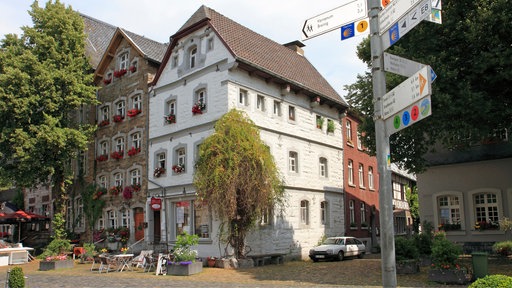 Korneliusmarkt in Aachen, im Vordergrund ein Wegweiser, im Hintergrund denkmalgeschützte Häuser