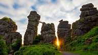 Die Gesteinsformation Externsteine bei Sonnenaufgang