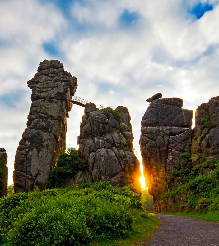 Die Gesteinsformation Externsteine bei Sonnenaufgang