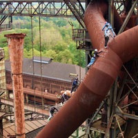 Eine Gruppe Kletterer auf den Hochöfen im Landschaftspark Duisburg.