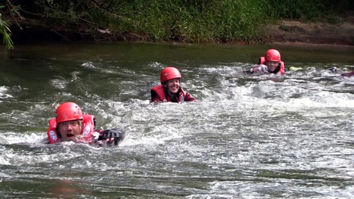Die Teilnehmenden beim Body Rafting in der Lippe.