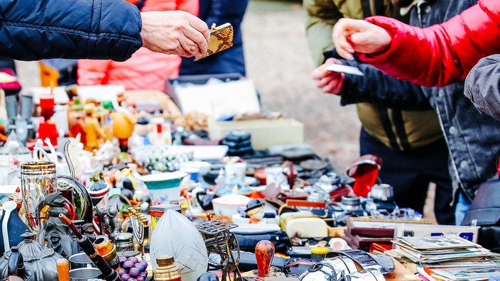 Ein Tisch voll mit Flohmarkt-Ware.