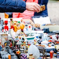 Ein Tisch voll mit Flohmarkt-Ware.