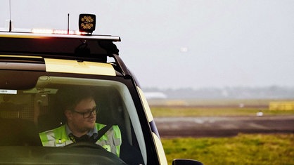 David Schönemann kontrolliert das Vorfeld vom Follow-Me-car aus.