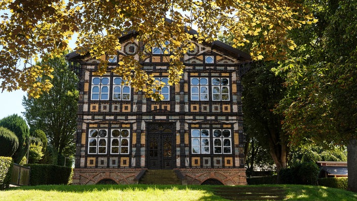 Ein Haus mit aufwändig verzierter Fassade