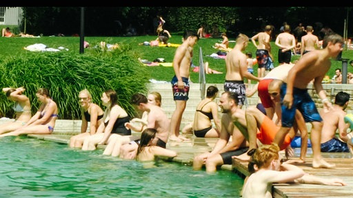Leute entspannen sich im Wasser.