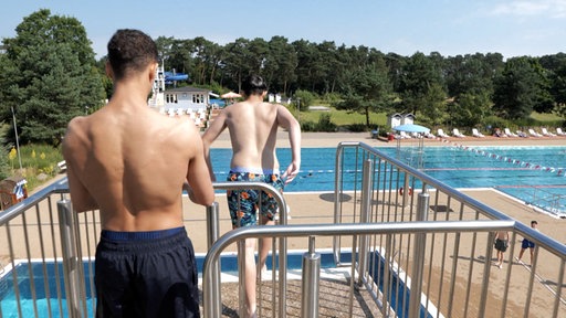 Zwei Jungen stehen auf dem Sprungturm des Freibads Hiltrup.