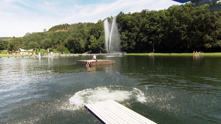 Das große Becke des Naturfreibads Müsen mit Badeinsel.