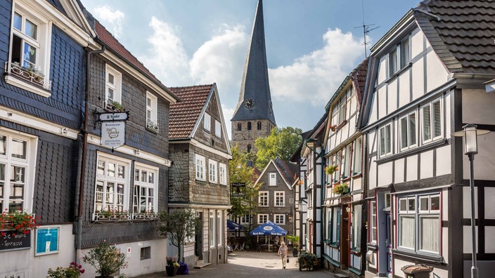 Fachwerkhäuser und der schiefe Kirchturm von Sankt Georg in der Altstadt von Hattingen