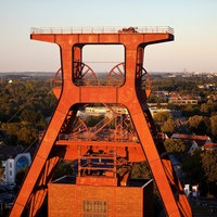 Doppelbock der Zeche Zollverein in Essen, angestrahlt von der Abendsonne