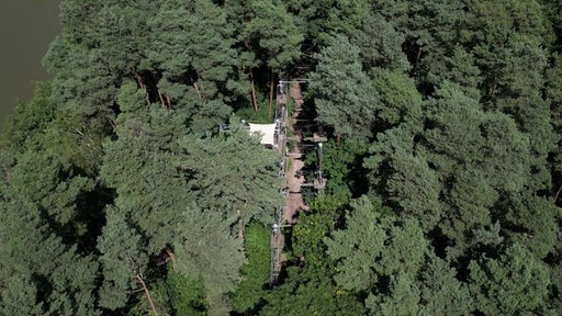 Der Kletterpark in einem Wald in Rietberg von oben