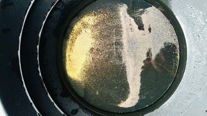 Eine relativ große Menge winziger Goldstücken aus dem Rhein.