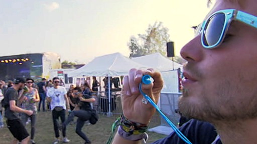 Ein Mann postet Seifenblasen auf dem Festivalgelände des Green Juice Festivals.