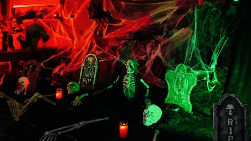 Deko-Skelette und -Gräber vor dem Halloween-Haus in Mettmann.