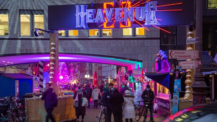 Bunt leuchtender Eingang des Weihnachtsmarkts mit dem Schriftzug "Heavenue".