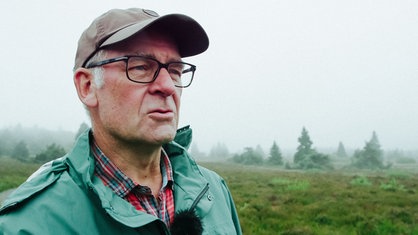 Portrait von Gästeführer Werner Schubert in der Heide.