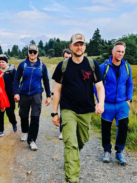 Menschen wandern durch die Heide.