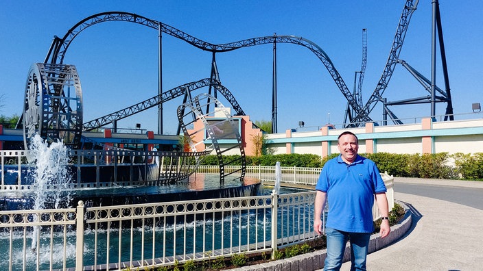 Jürgen Nießen steht vor der "Star Trek"-Achterbahn im Movie Park Germany