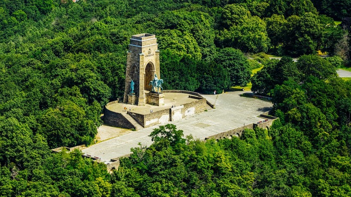 Blick von oben aus das Kaiser-Wilhelm-Denkmal in Dortmund, drumherum grüner Misch-Wald