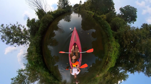 Fisheye Perspektive eines Kanus auf einem Fluss.