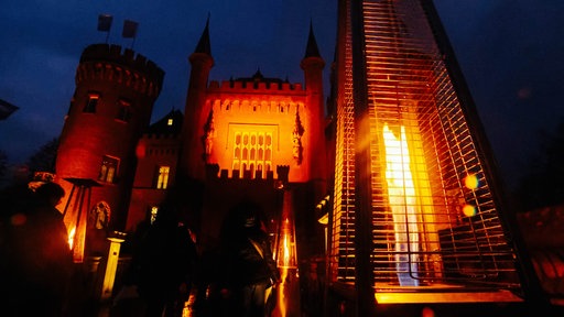 Der Eingang zum Schloss Moyland ist stimmungsvoll mit Feuer beleuchtet