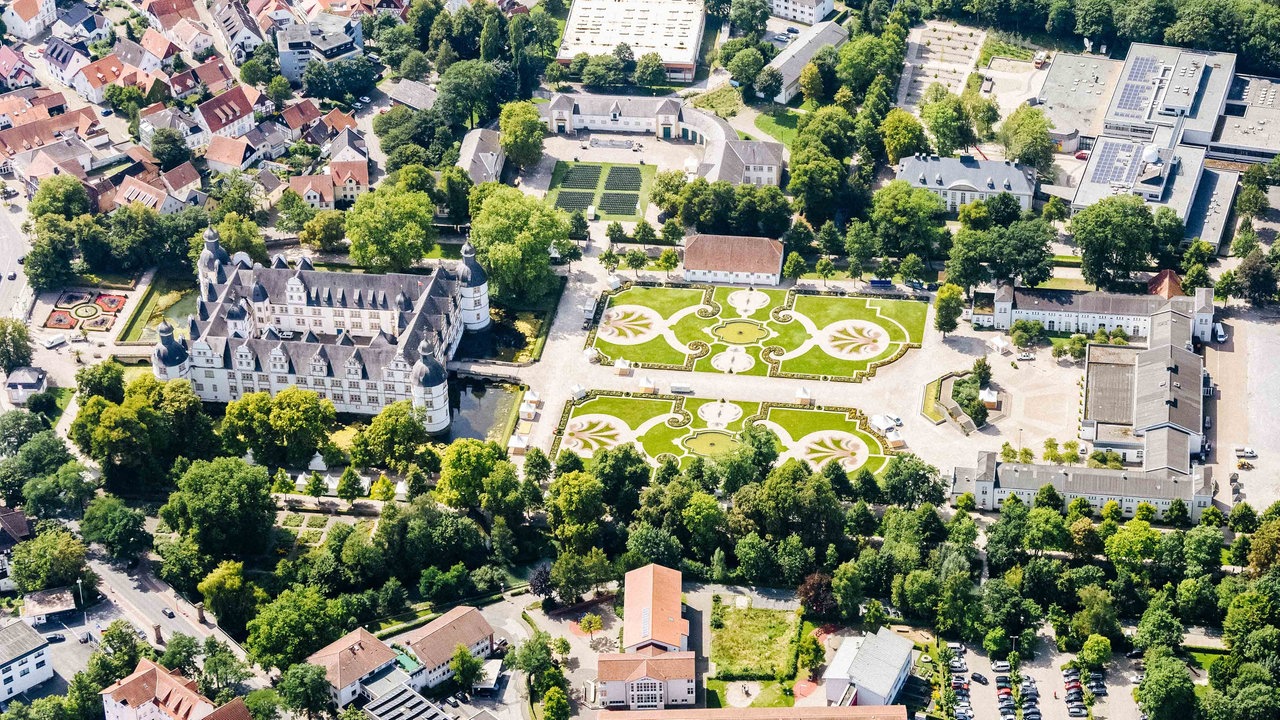 Das Wasserschloss Neuhaus und seine Gartenanlagen in Paderborn von oben.