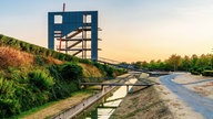Der Aussichtsturm im OlGA Park in der Abendsonne.