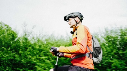 Klaus Lenfort sitzt auf seinem Hochrad 