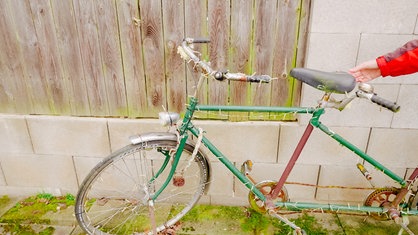 Das erste Tandem des Paars, geschmückt mit einer Lichterkette. 