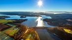 Der Möhnesee aus der Luft fotografiert mit Staumauer und Ausgleichsbecken