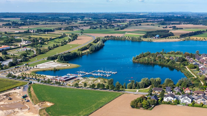 Die Xantener Südsee bietet einen Badesee, ein Freizeitareal sowie eine Marina an