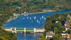 Auf dem Essener Baldeneysee tummeln sich Segler, Ausflugsschiffe und andere Wassersportler