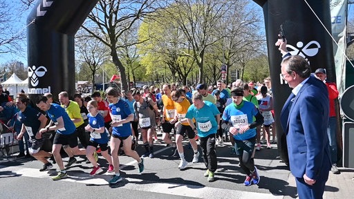 Der Startmoment beim Paderborner Osterlauf: Die ersten Läufer joggen los