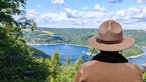 Ranger Ralf Hilgers blickt vom Aussichtspunkt "Hirschley" auf den Rursee