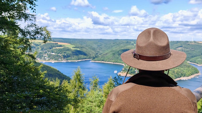 Ranger Ralf Hilgers blickt vom Aussichtspunkt "Hirschley" auf den Rursee
